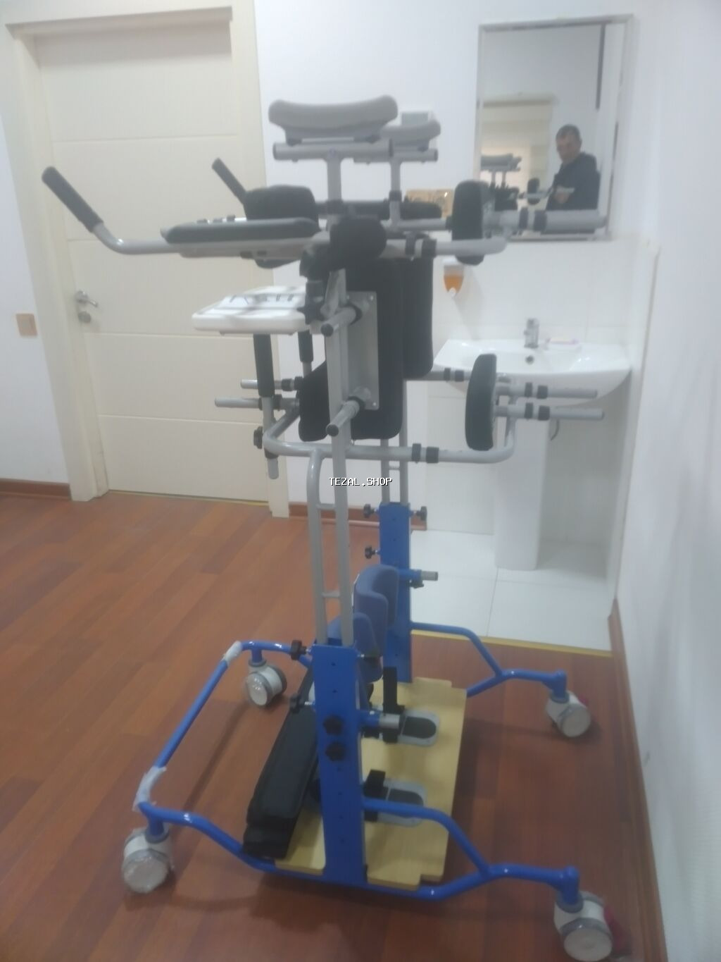 Reabilitasiya üçün peşəkar şaquli duruş cihazı (standing frame) və