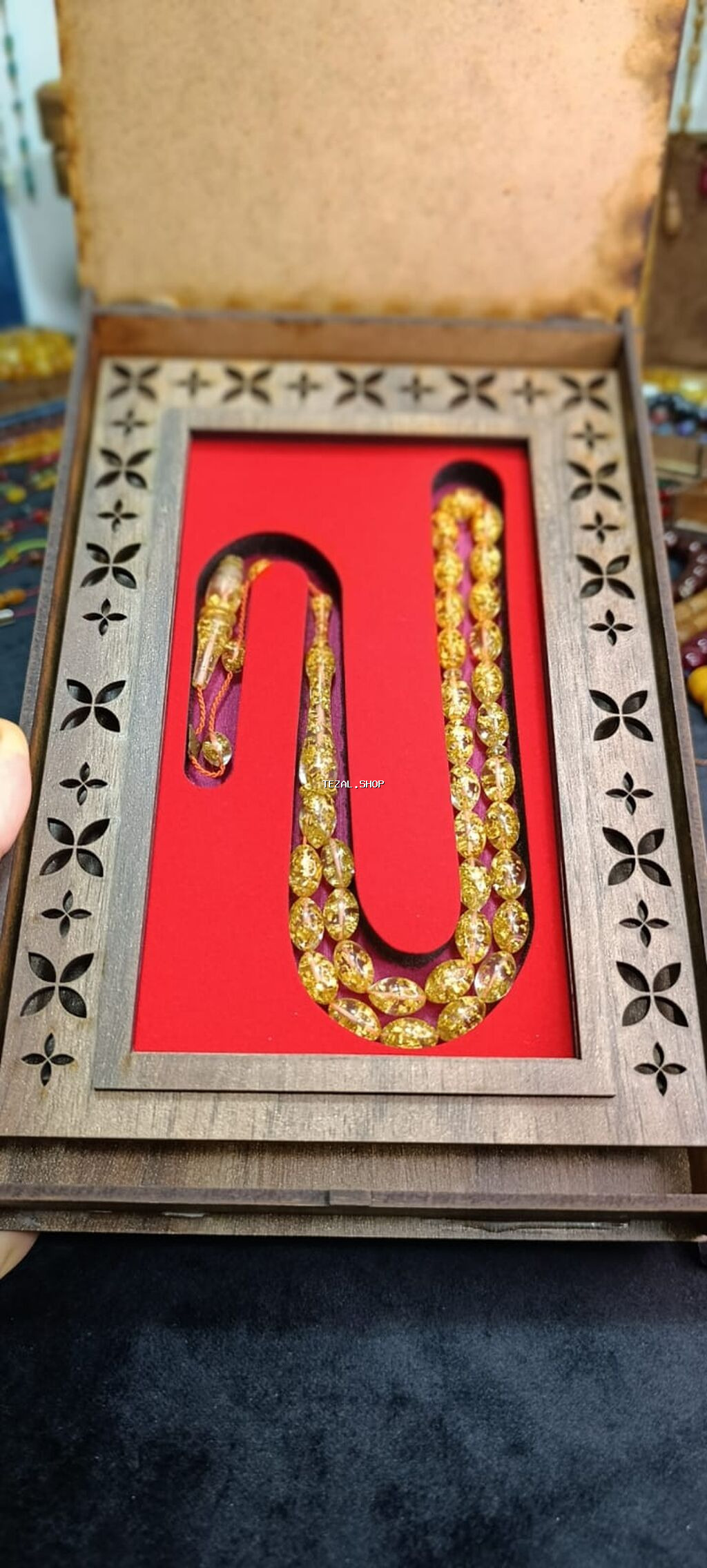 Əminə Rəşvani. İmzalı qızılı parçacıqlı Ateş kəhrəba