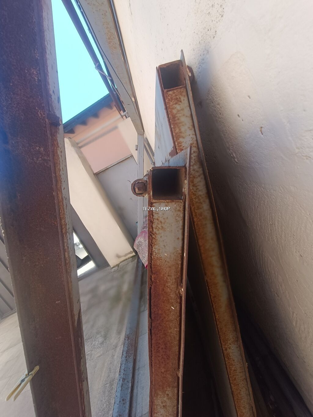 Məhsul: Qapi dəmir 2 qatli xonçali ağır qapidir. sadəcə rənglənməyə