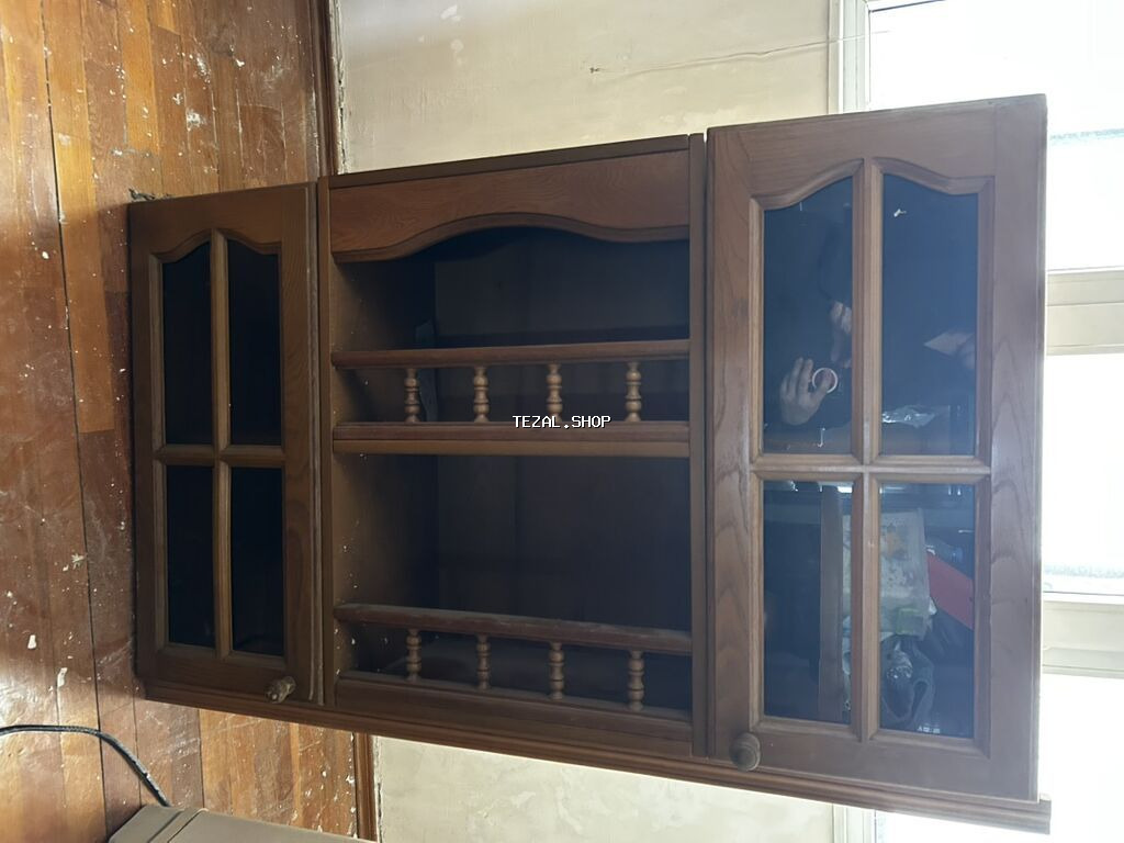 Taxta vitrin/dolab - Material: təbii ağac (qoz rəngində). - Dizayn