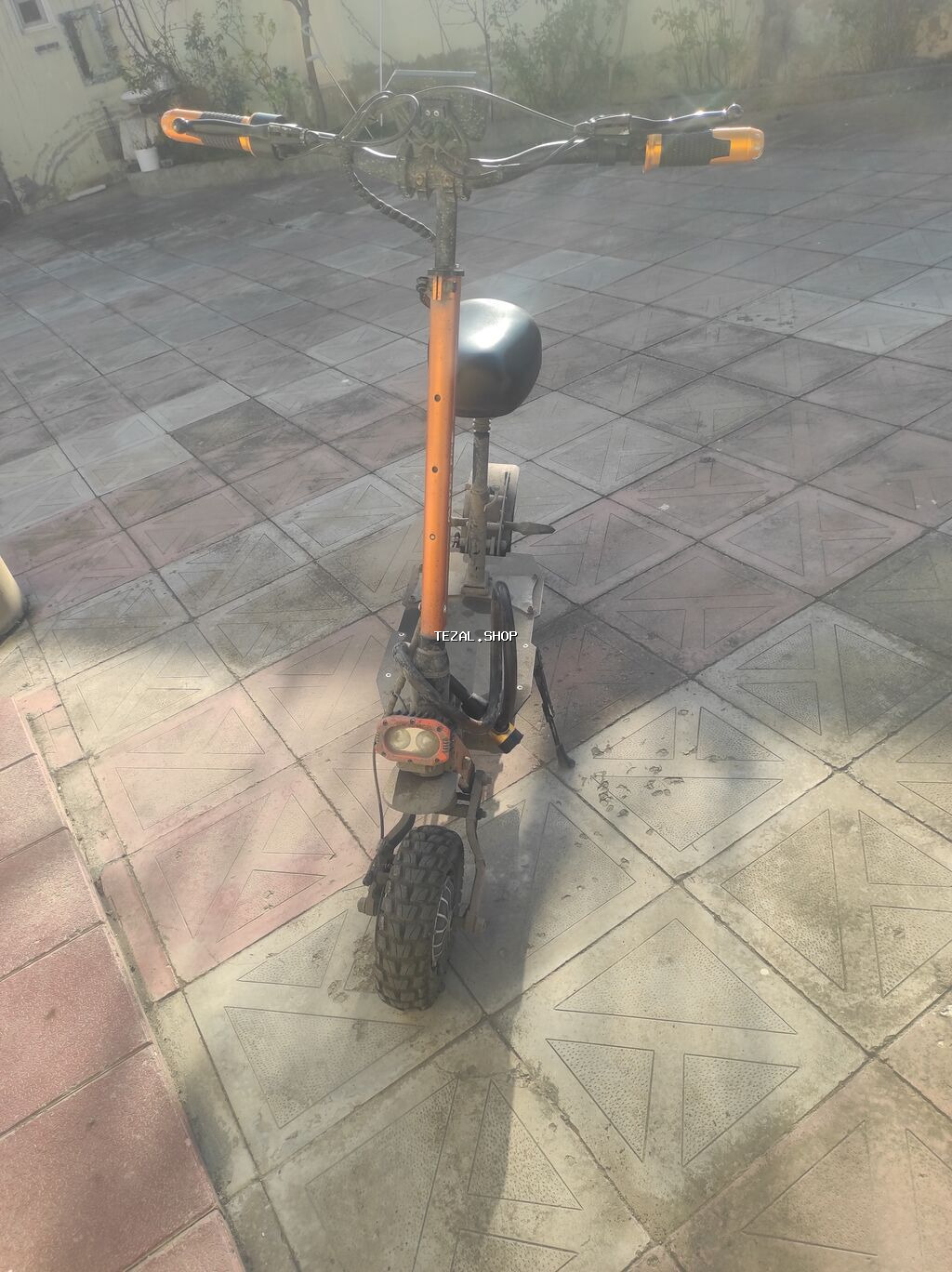 Elektrik skuter – oturacaqlı, qalın dişli təkərli, iri gövdəli model