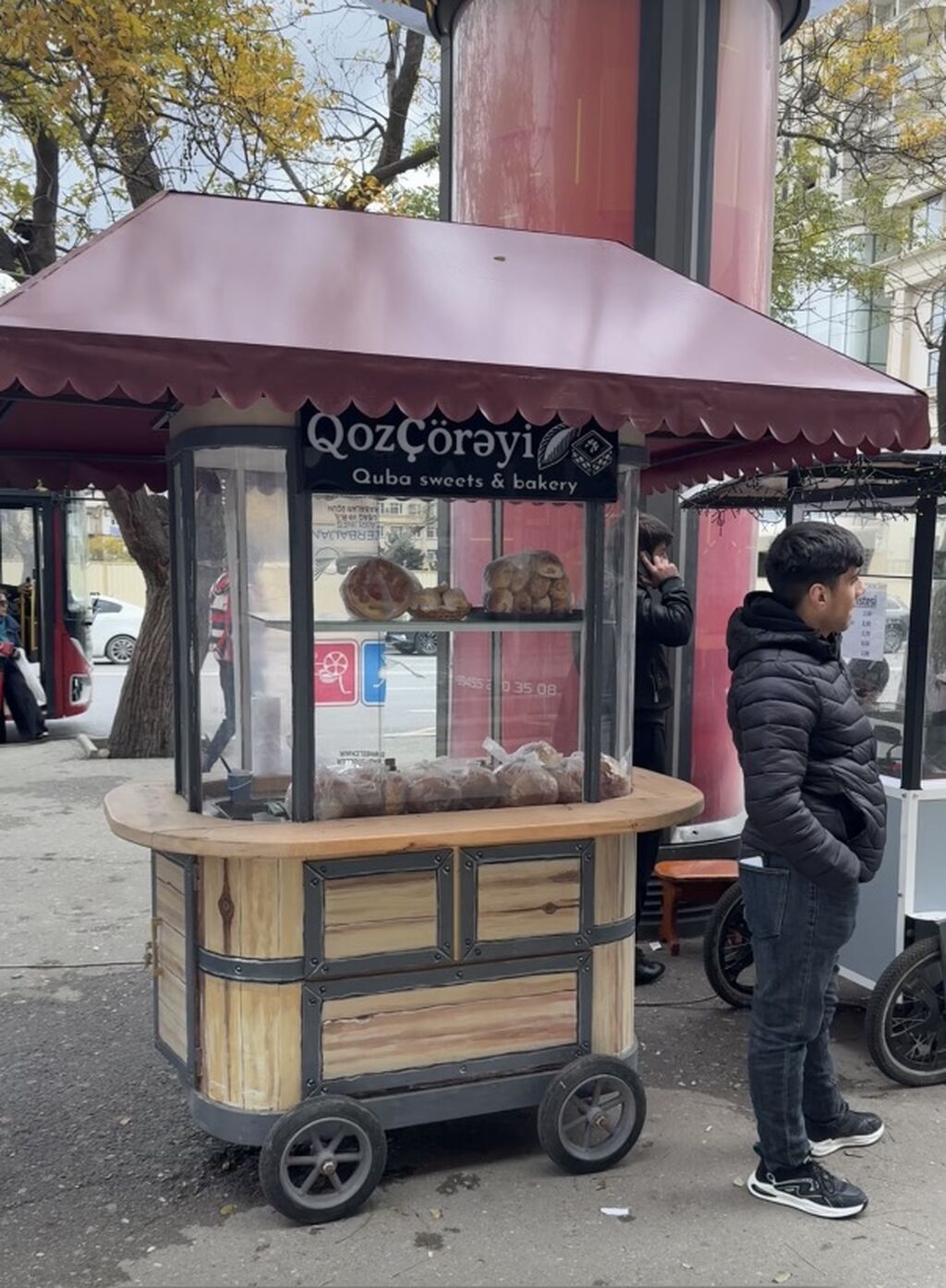 - Smit arabasi, Taxta dekorlu, metal çərçivəli konstruksiya; dörd