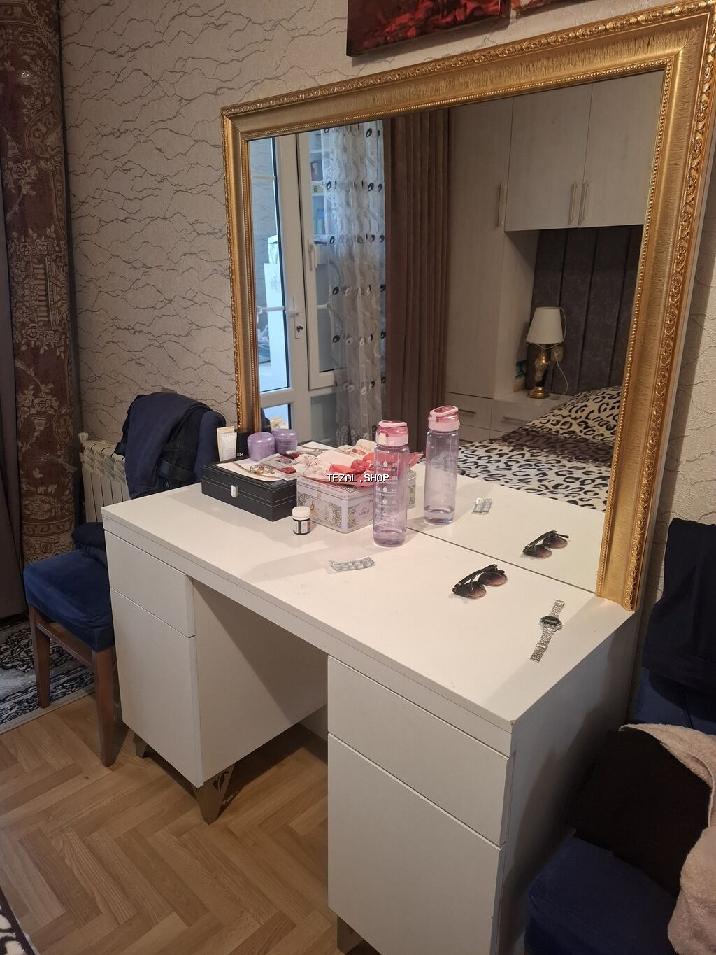 Yeni, Makiyaj üçün masa, Güzgülü