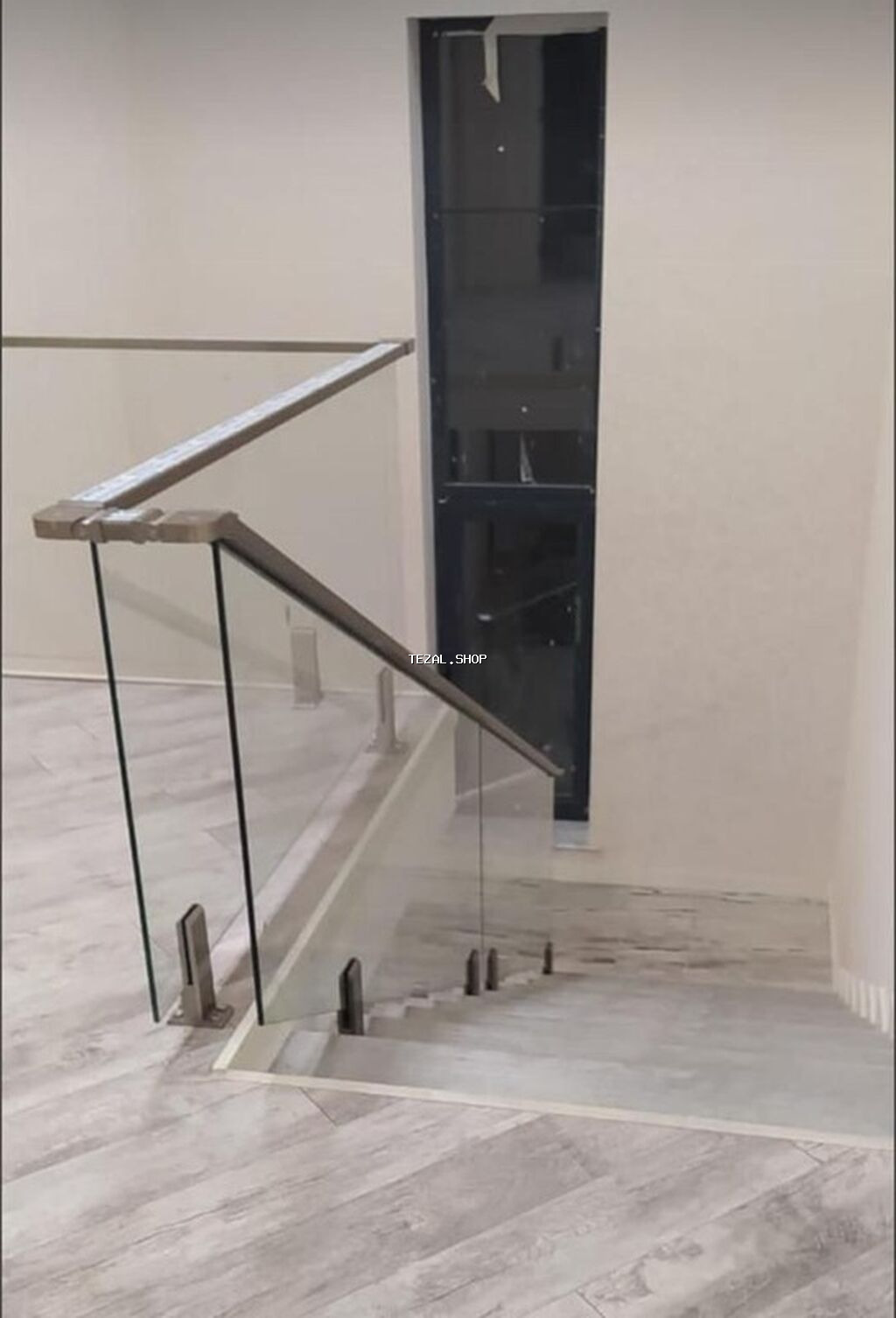 Şüşə məhəccər – pilləkən və balkonlar üçün • Dizayn: çərçivəsiz