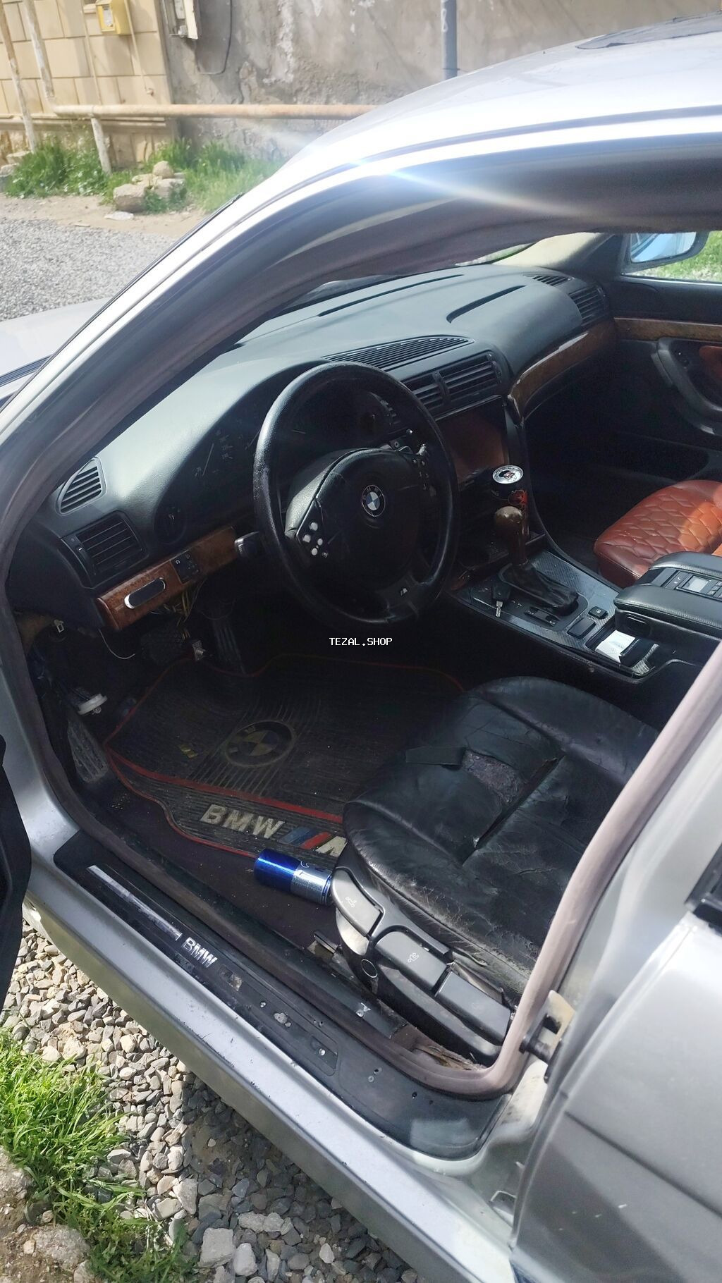 BMW 7 Series sedan (E38) – gümüşü rəngdə, 4 qapılı, arxa ötürücülü