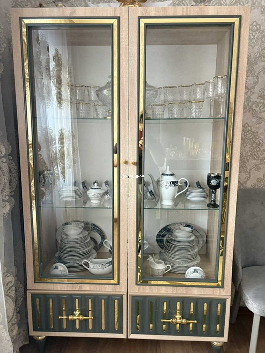 Qonaq otağı üçün dekorativ mebel dəsti Tərkib: - 2 qapılı vitrin