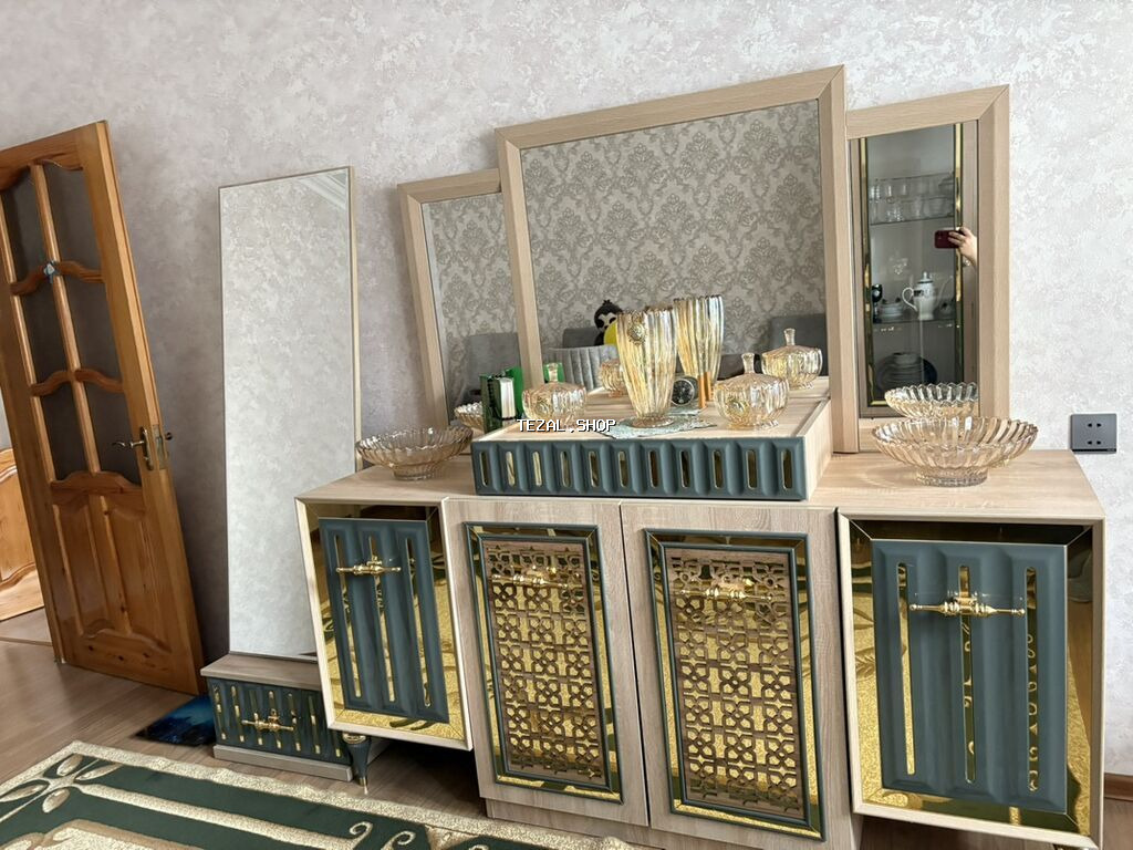 Qonaq otağı üçün dekorativ mebel dəsti Tərkib: - 2 qapılı vitrin - şəkil 2