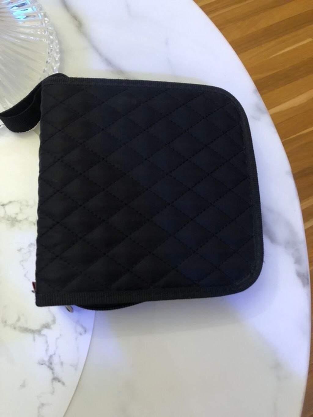 Qara rəngli, kvadrat formalı CD/DVD daşıma və saxlamaya çantası. -