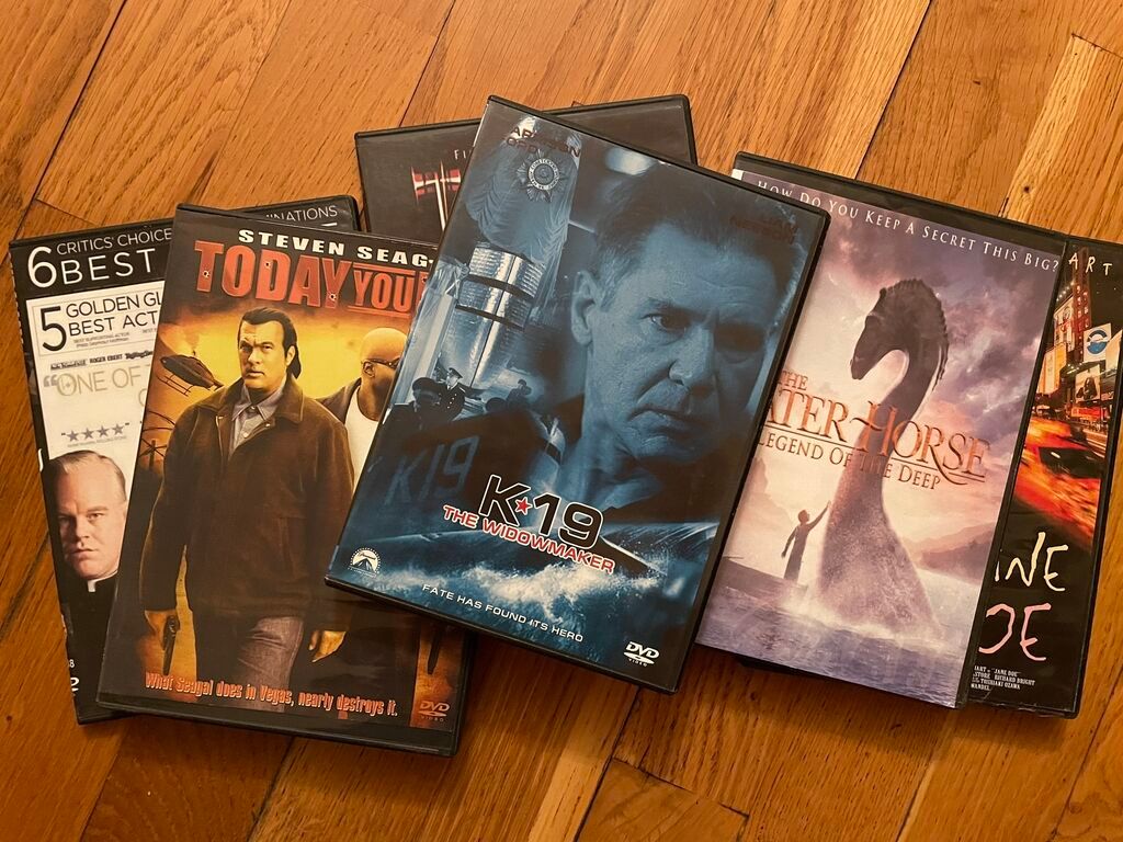 DVD kassetler, ingilis ve rus dilinde. Qiymeti biri 30 qepik( 40 eded