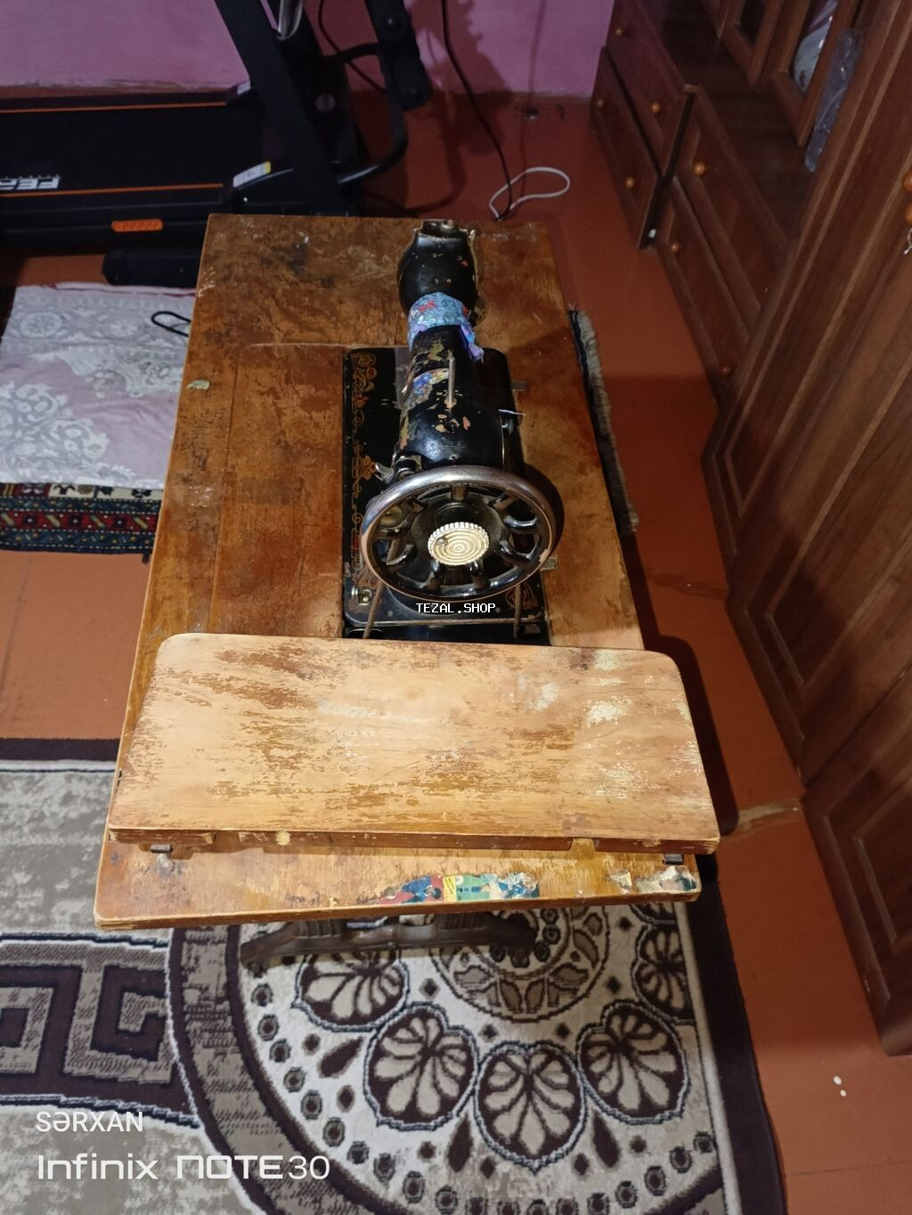 Ayaq pedallı tikiş maşını və taxta stol dəsti 100 ilin maşın kasıdir