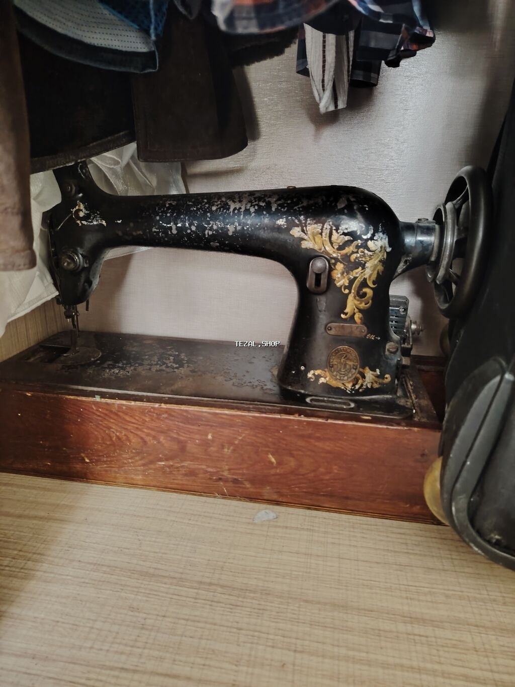 Antik tikiş maşını – mexaniki, qol çarxlı model 1901 ci buraxılışldır