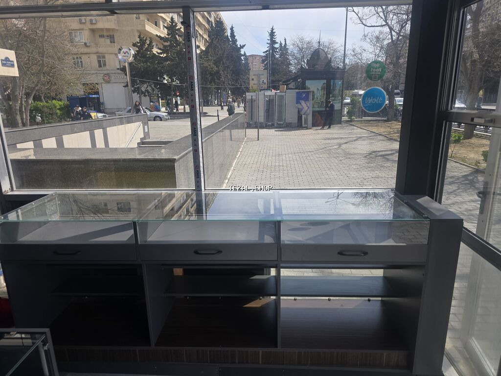 Şüşə vitrinli satış stendi - Üst hissə: qalın temperli şüşədən vitrin