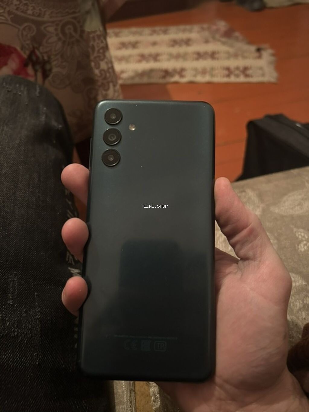 Smartfon – arxa hissədə üçlü kamera modulu və LED flaşla - Arxa