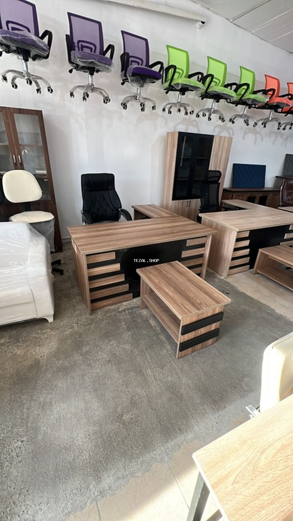 Ofis mebel dəsti Tərkib: - İdarəçi masası: geniş iş səthi, ön paneldə