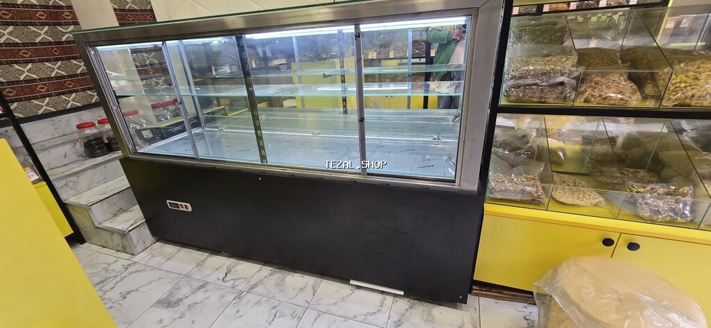 Soyuduculu vitrin – şüşə qabaqlı, paslanmayan polad çərçivəli