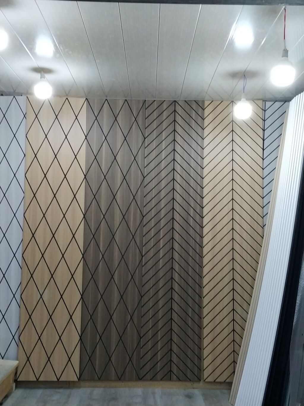 Dekorativ divar panelləri – taxta teksturalı, qara xəttli qrafik