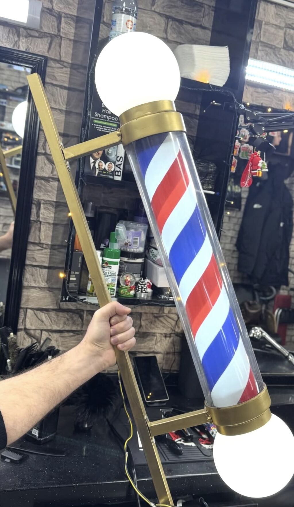 Hər kəsə salam bərbər loqosu düzəldirik istəyən olsa əlaqə saxlasın