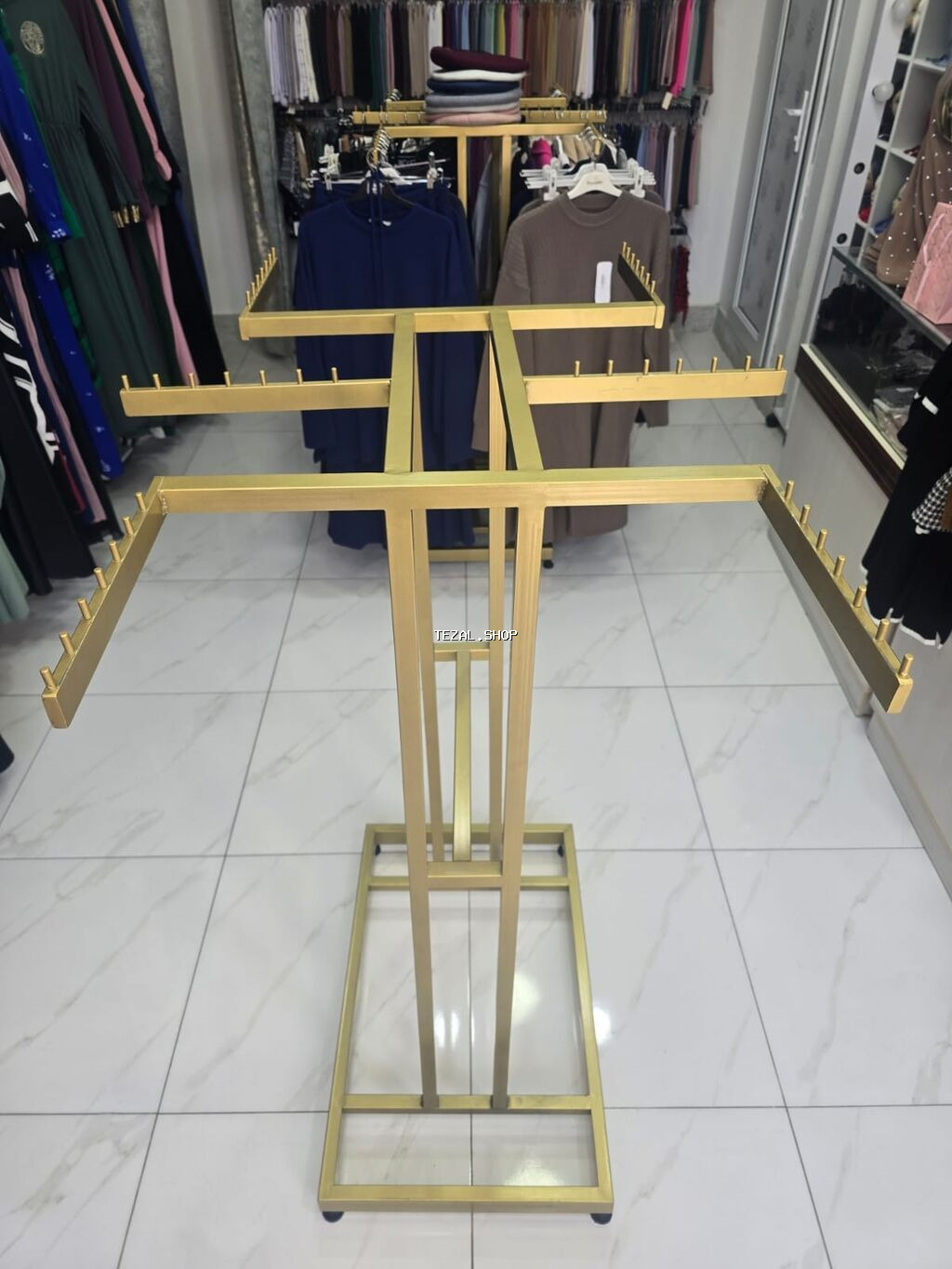 İki ədəd mağaza stendi, qiymət üçün narahat etməyin. Son qiyməti 1