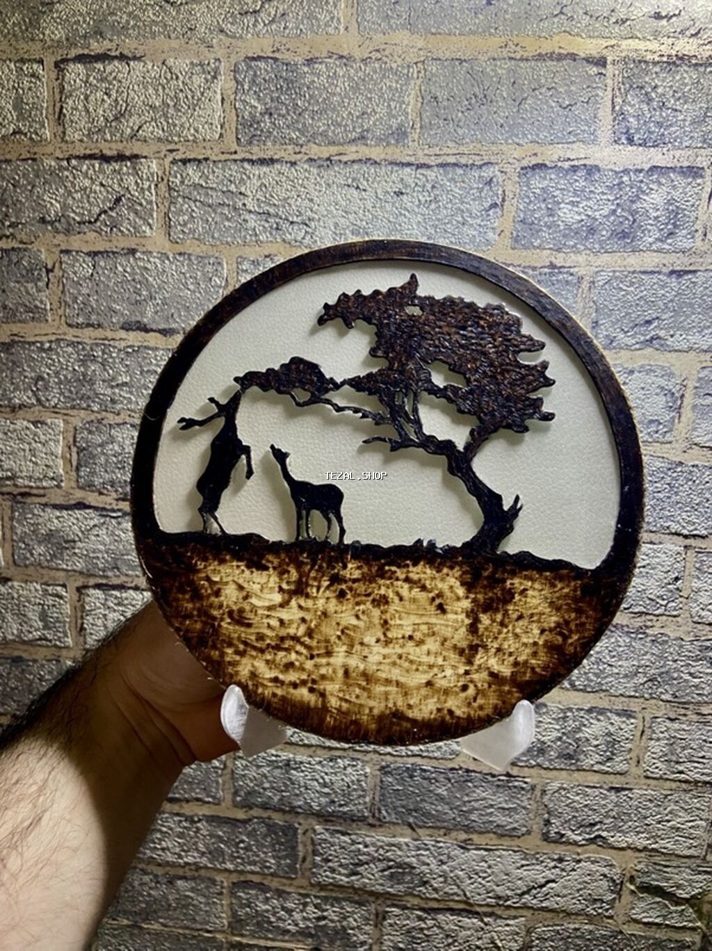 Şüşə üzərində yandırma ilə taxta dekor kəsimi. Əl işidi