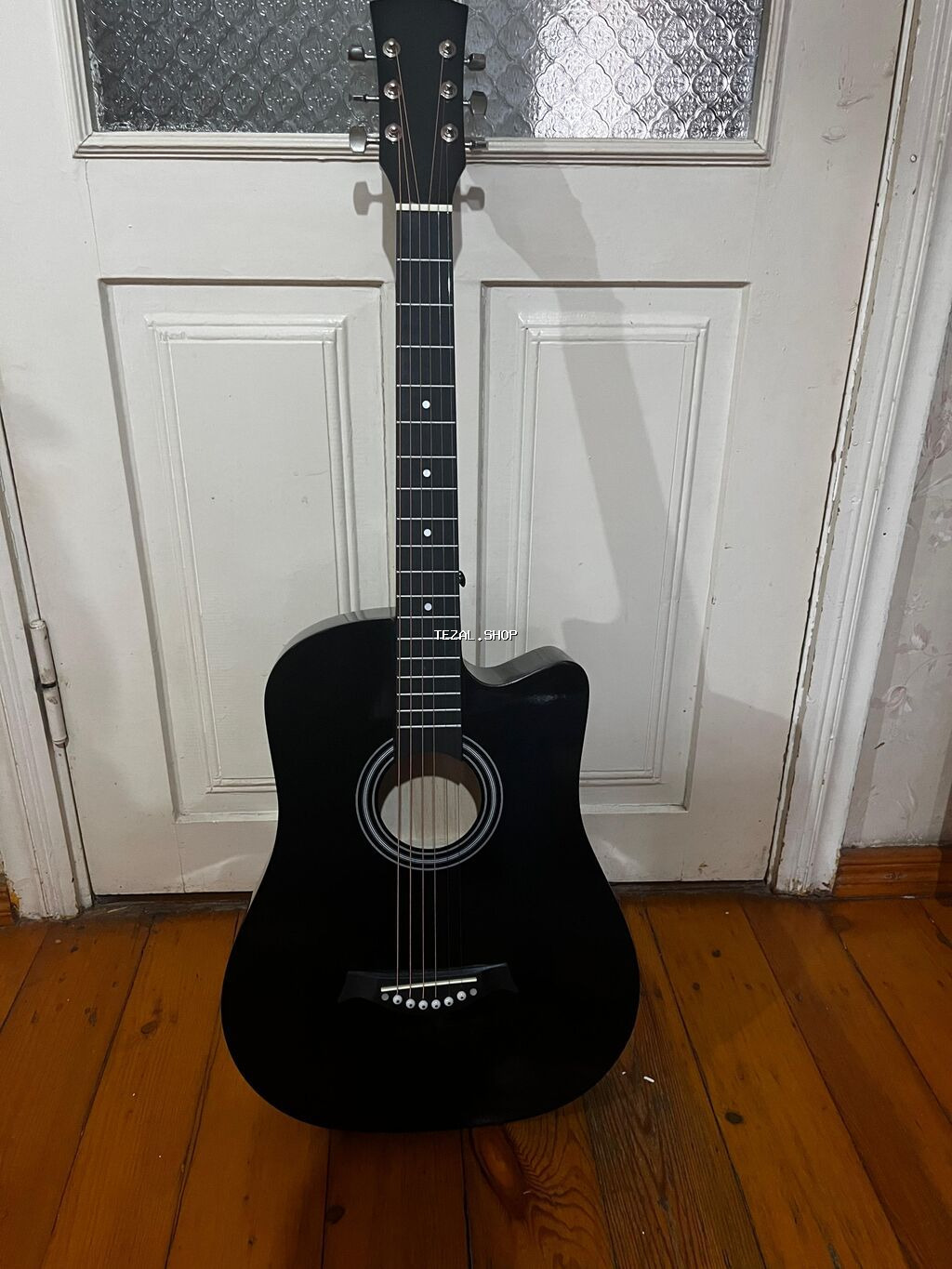 Akkustik gitara – qara rəng, kəsik korpus (cutaway) dizaynı