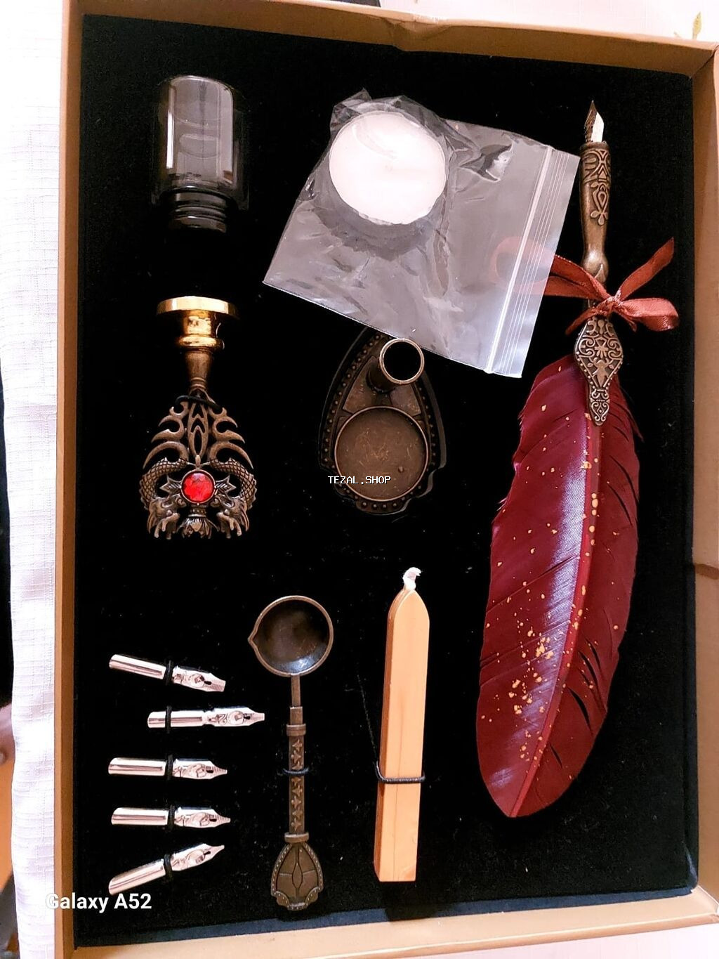 Bu dəstə lələk qələm, möhür mumu, möhür ştampı, mum əritmə qaşığı və