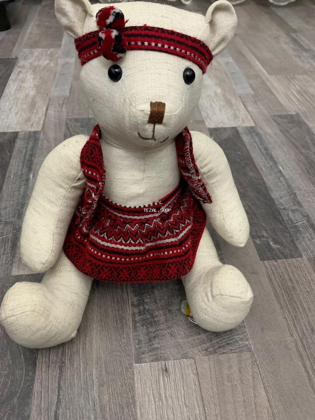 Ağ rəngli parça ayı oyuncağı, qırmızı və qara rənglərdə naxışlı bant - şəkil 2