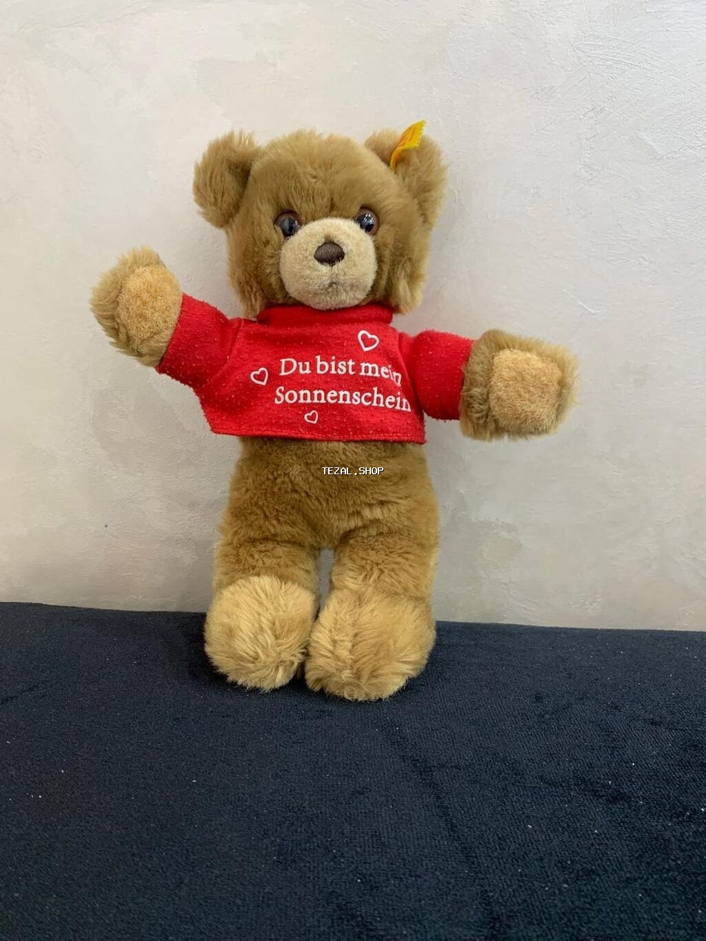 Qəhvəyi rəngli, yumşaq oyuncaq ayı. Ayının əlləri və qulaqları qırmızı - şəkil 2