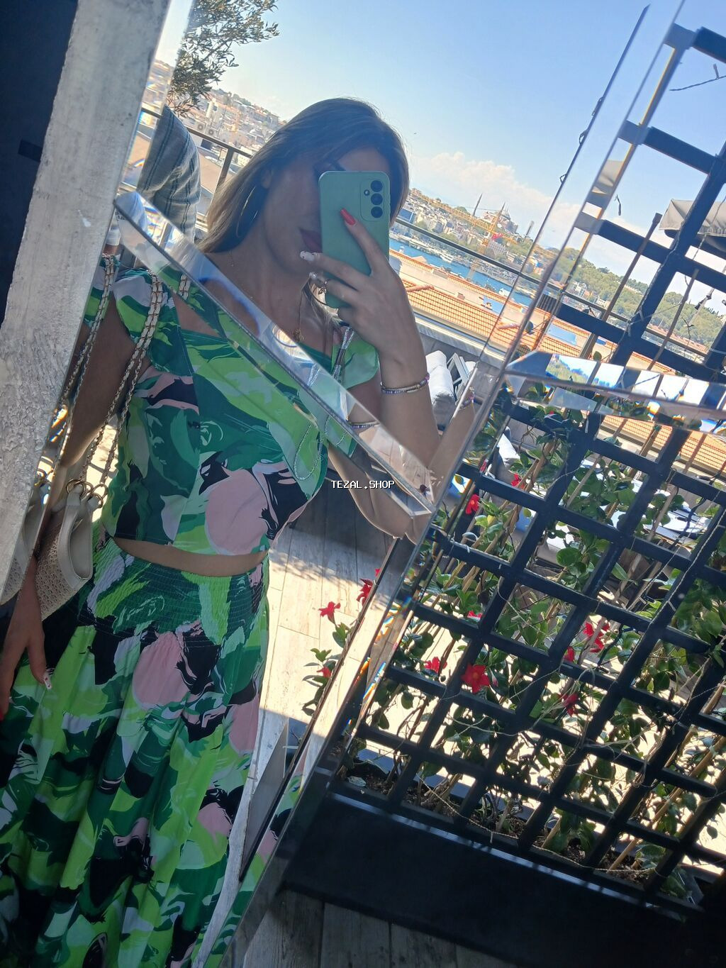 İki hissədən ibarət qadın geyim dəsti - Üst: qısa top, çiyinlərdə