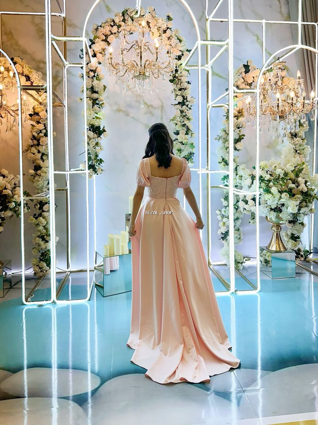 400 manata tikilib. Bir dəfə toya geyinilib