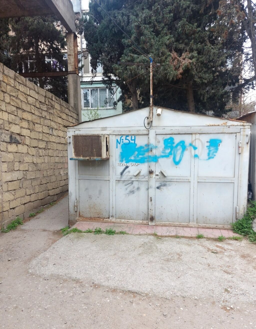 Metalkonteyner,içərisi kerpiclə horülüb, içerisinde plastik ßṣüşə qapı