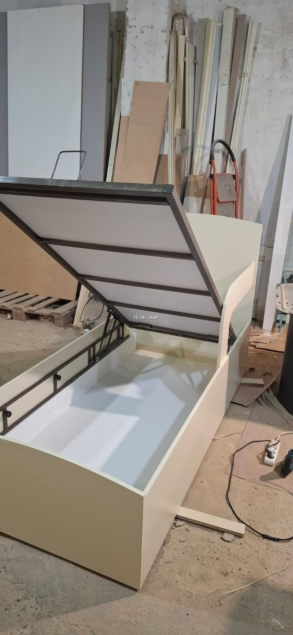 Bazalı, Siyirməsiz, Metal