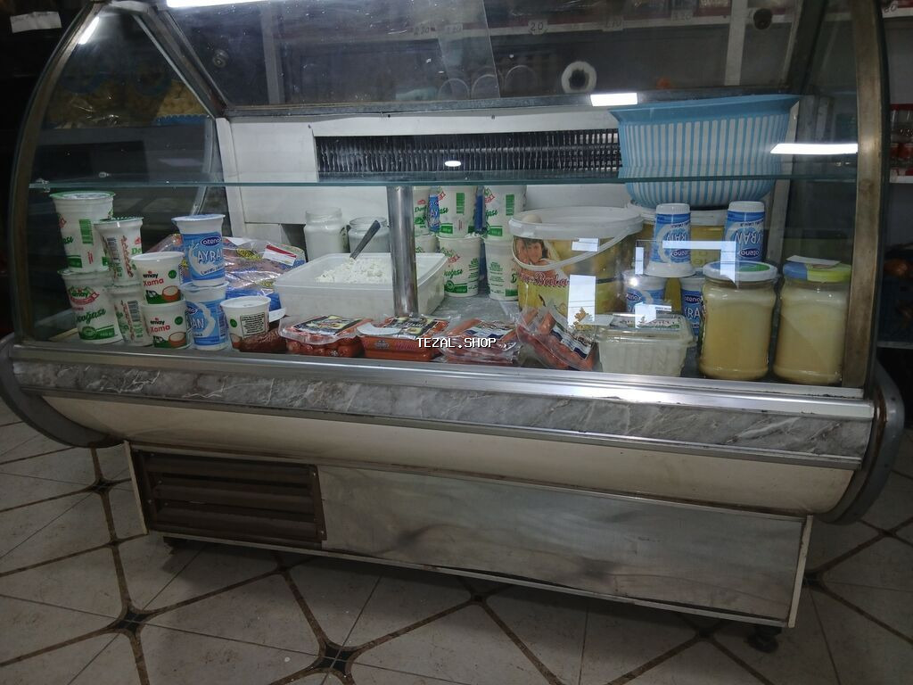 Süd məhsulları və sərinləşdirici içkilər vitrini Məhsullar: - Süd