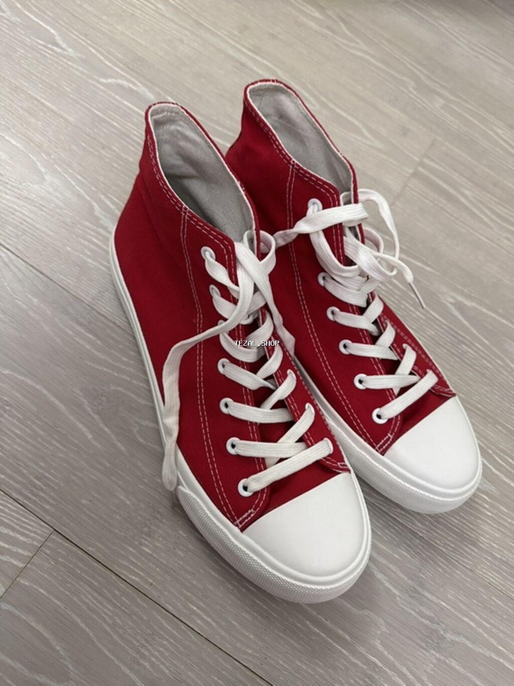 Qırmızı kanvas krossovkalar – unisex, boğazdan bir qədər yuxarı model