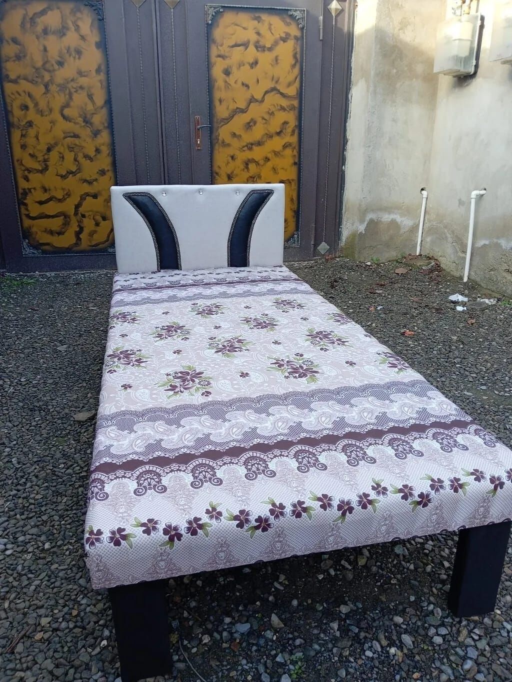 Təzə çarpayılar. 1 nəfərlik çarpayılar 60 manat. 2 nəfərlik taxt 110