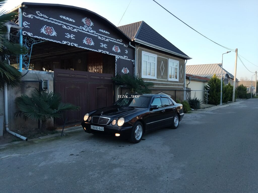 Mercedes-Benz E-Class: 2.2 l | 2000 il Sedan