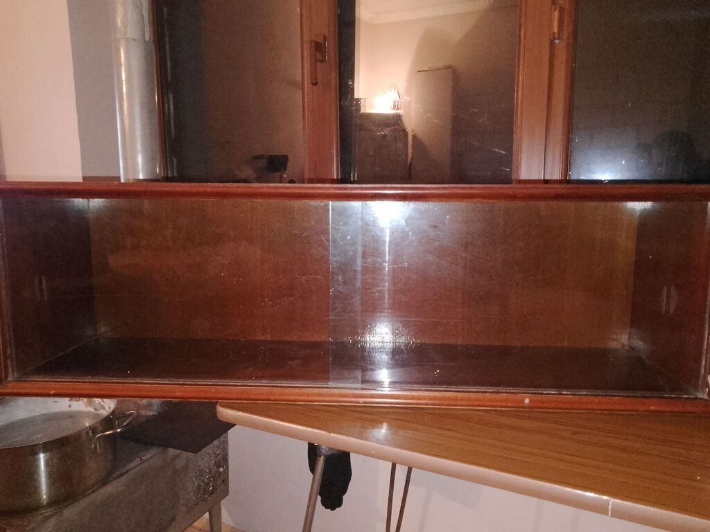 Kitab rəfi 1980 yaxşı vəziyyətdədir.Polsa istehsal olunan məhsul