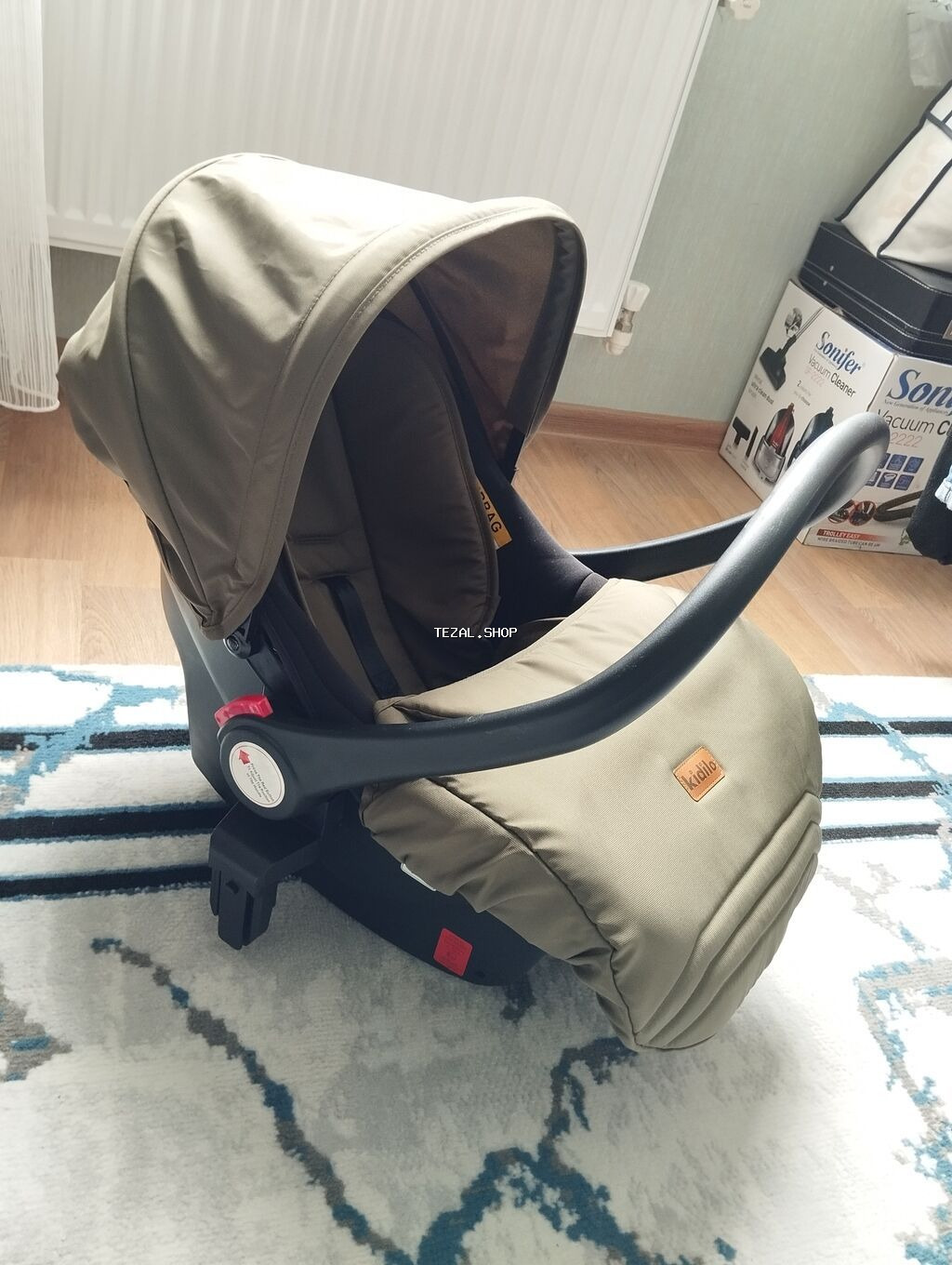 KİDİLO firmasının avtokreslosu. Avtokreslo uşaq arabası ilə bir yerdə