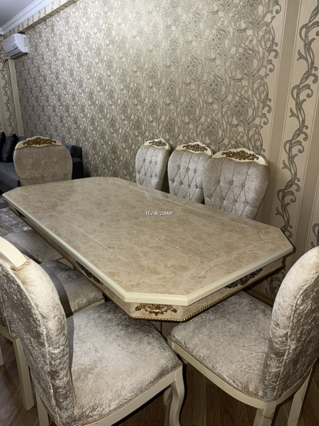 Yeni, Masa və oturacaqlar