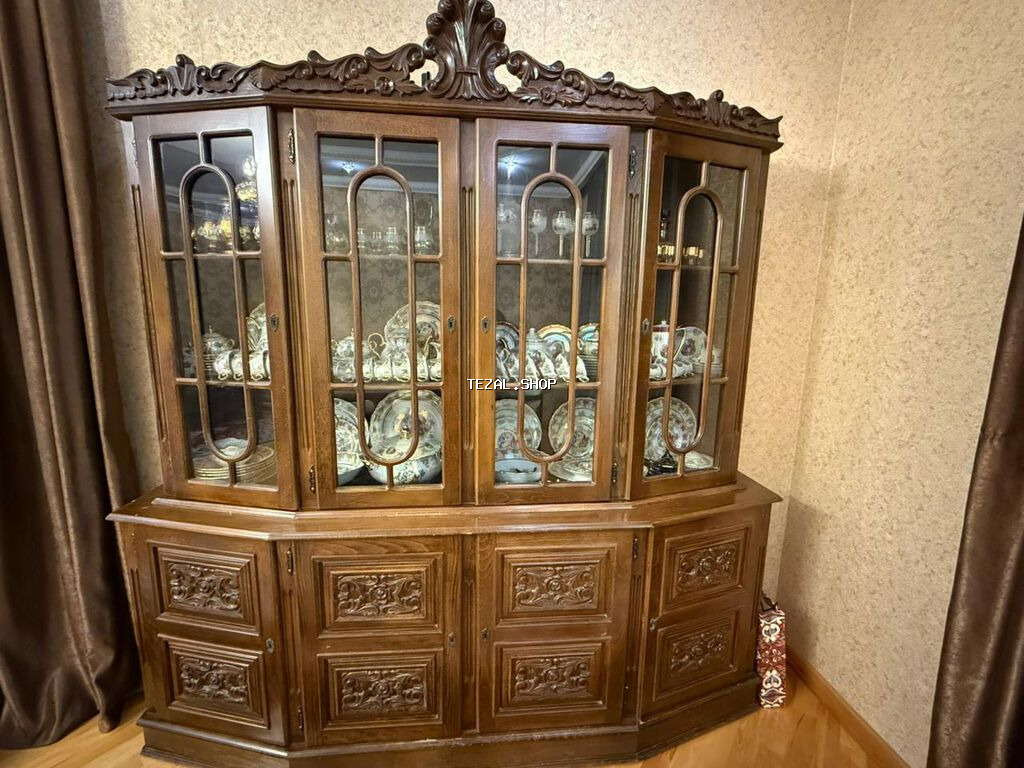 Klassik taxta servant (bufet) satılır. Ev şəraitində istifadə olunmuş