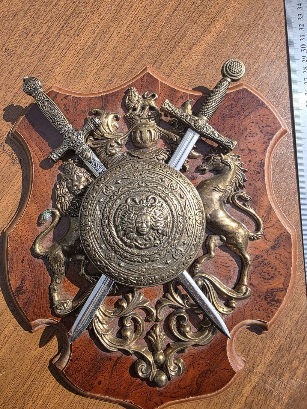 Divar dekoru – dekorativ qalxan və qılınc kompozisiyası -