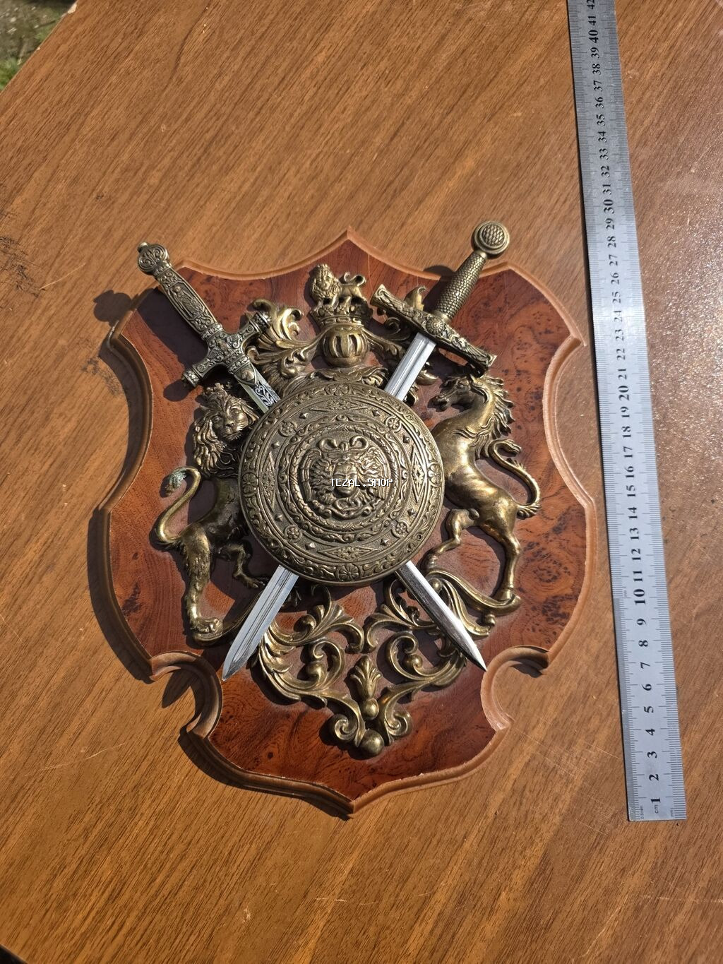 Divar dekoru – dekorativ qalxan və qılınc kompozisiyası - - şəkil 2