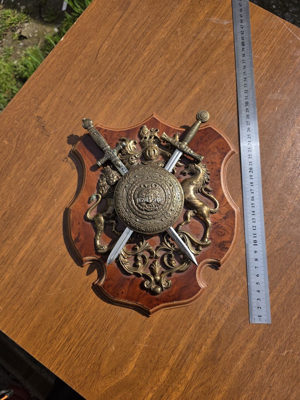 Divar dekoru – dekorativ qalxan və qılınc kompozisiyası - - şəkil 3