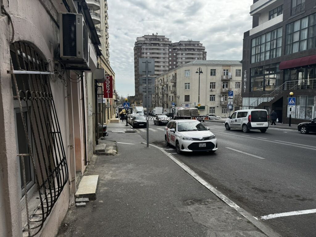 Kommersiya obyekti – küçəyə çıxışı olan kiçik mağaza/servis yeri -