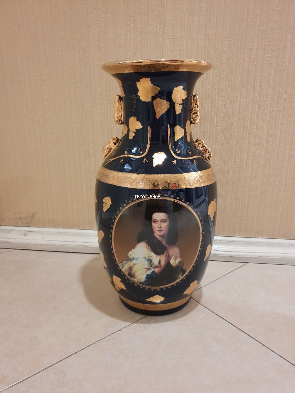 Böyük güldan. İstifadə olunmayıb. Hündürlüyü 46sm. Enlidir. 50 manata