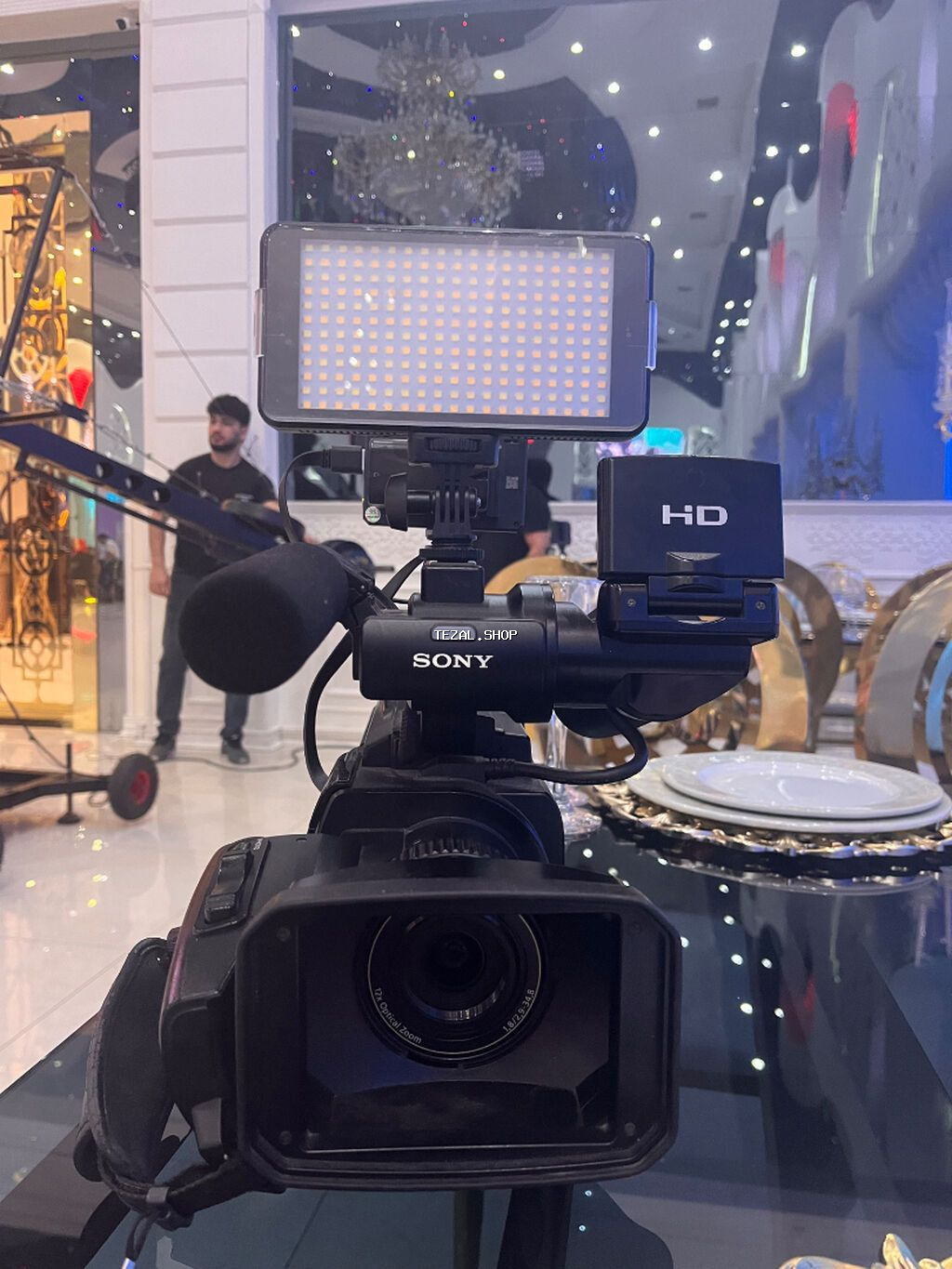 Sony HXR-MC1500 peşəkar videokamera Üzərində verilir: 1 böyük və 1