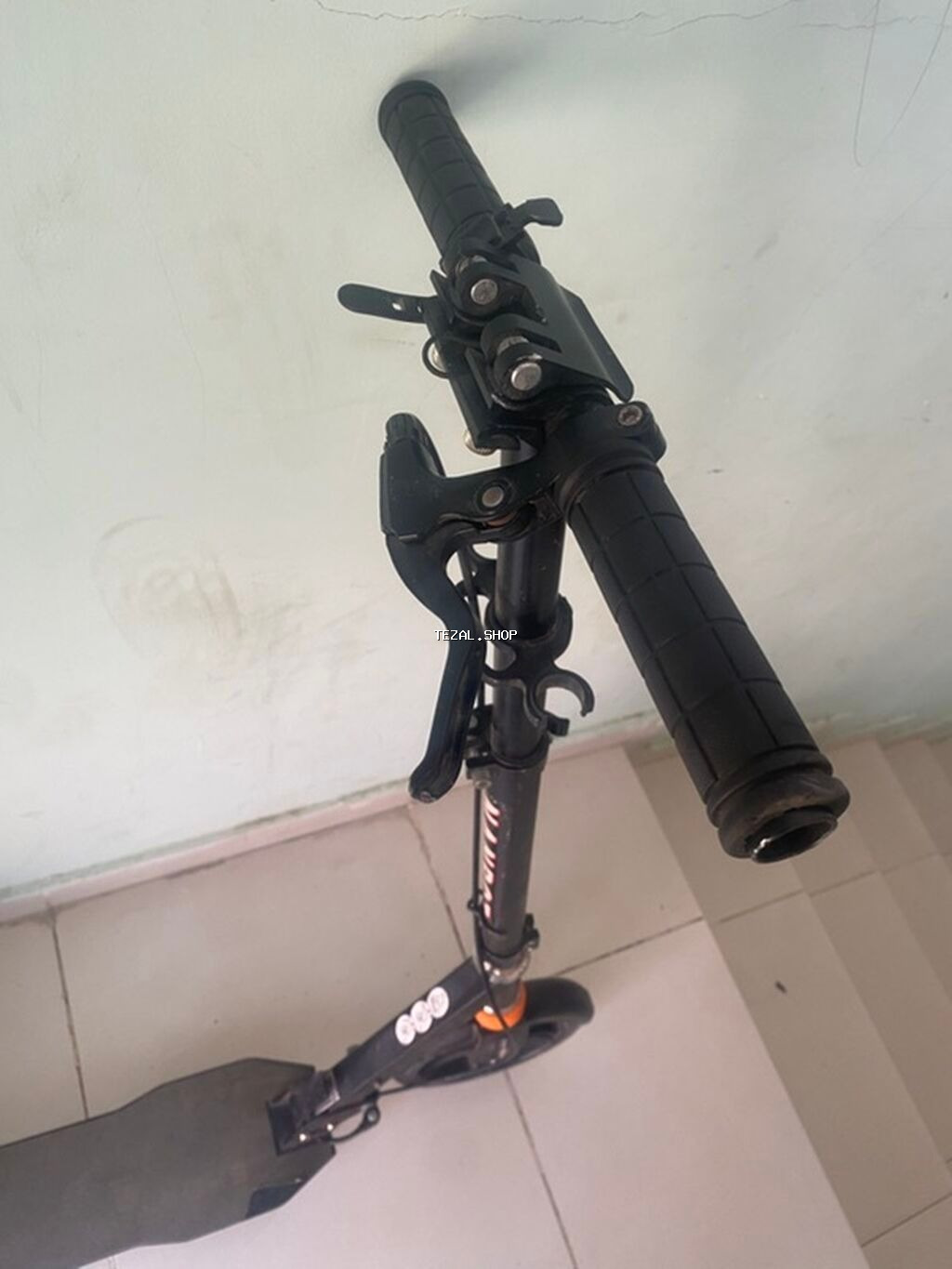 Qara rəngdə, qatlana bilən skuter. Bu skuter, şəhər daxilində səyahət - şəkil 2