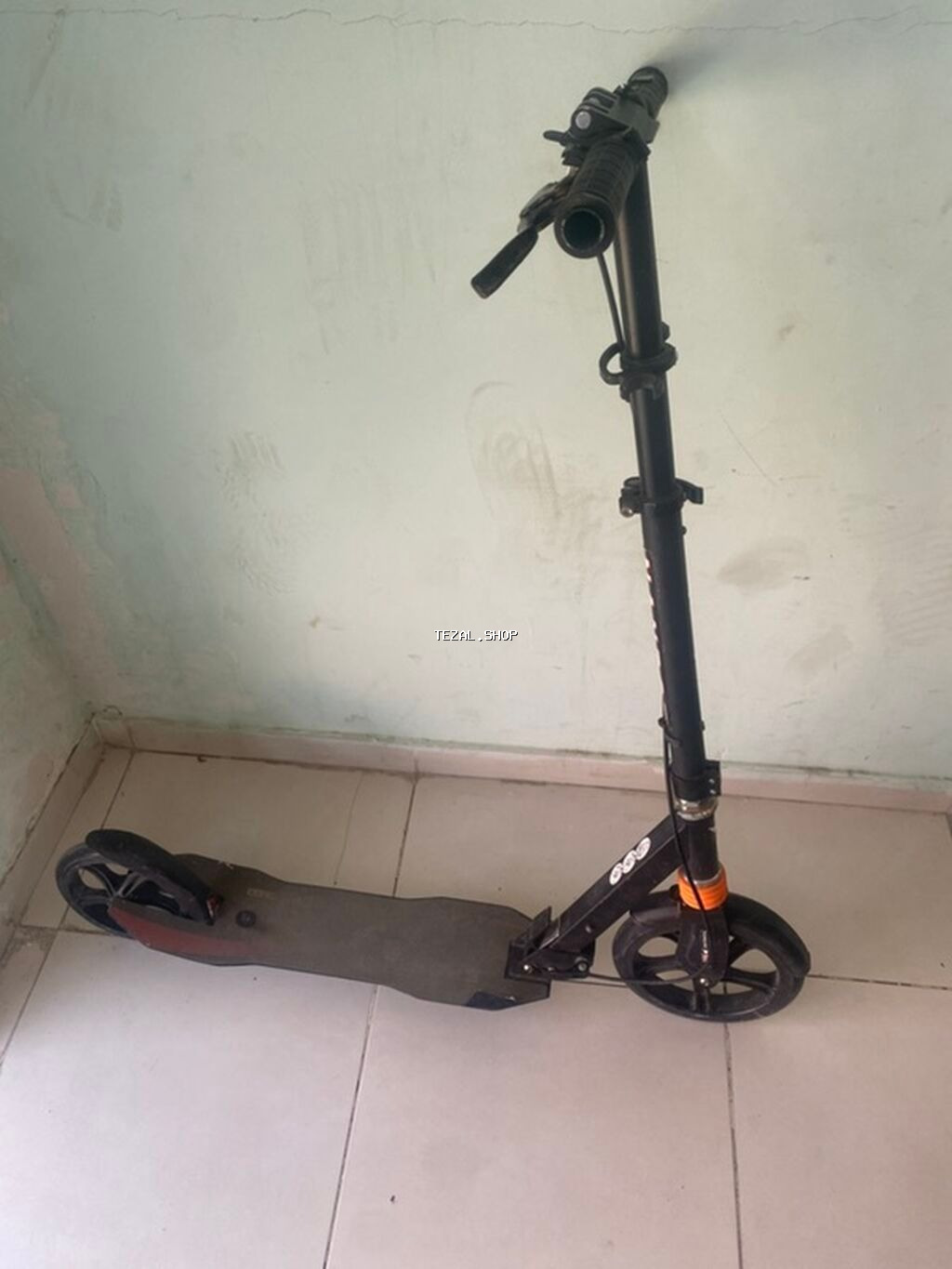 Qara rəngdə, qatlana bilən skuter. Bu skuter, şəhər daxilində səyahət - şəkil 3