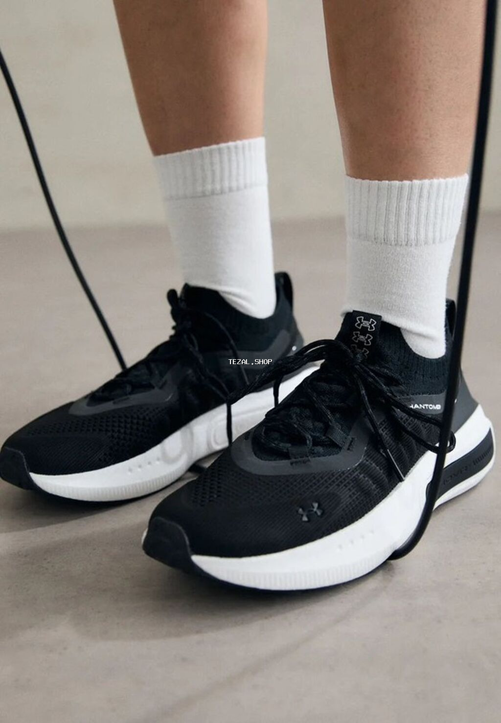 Under Armour HOVR Phantom 4 qaçış krosovkaları - Rəng: qara/ağ - Üst