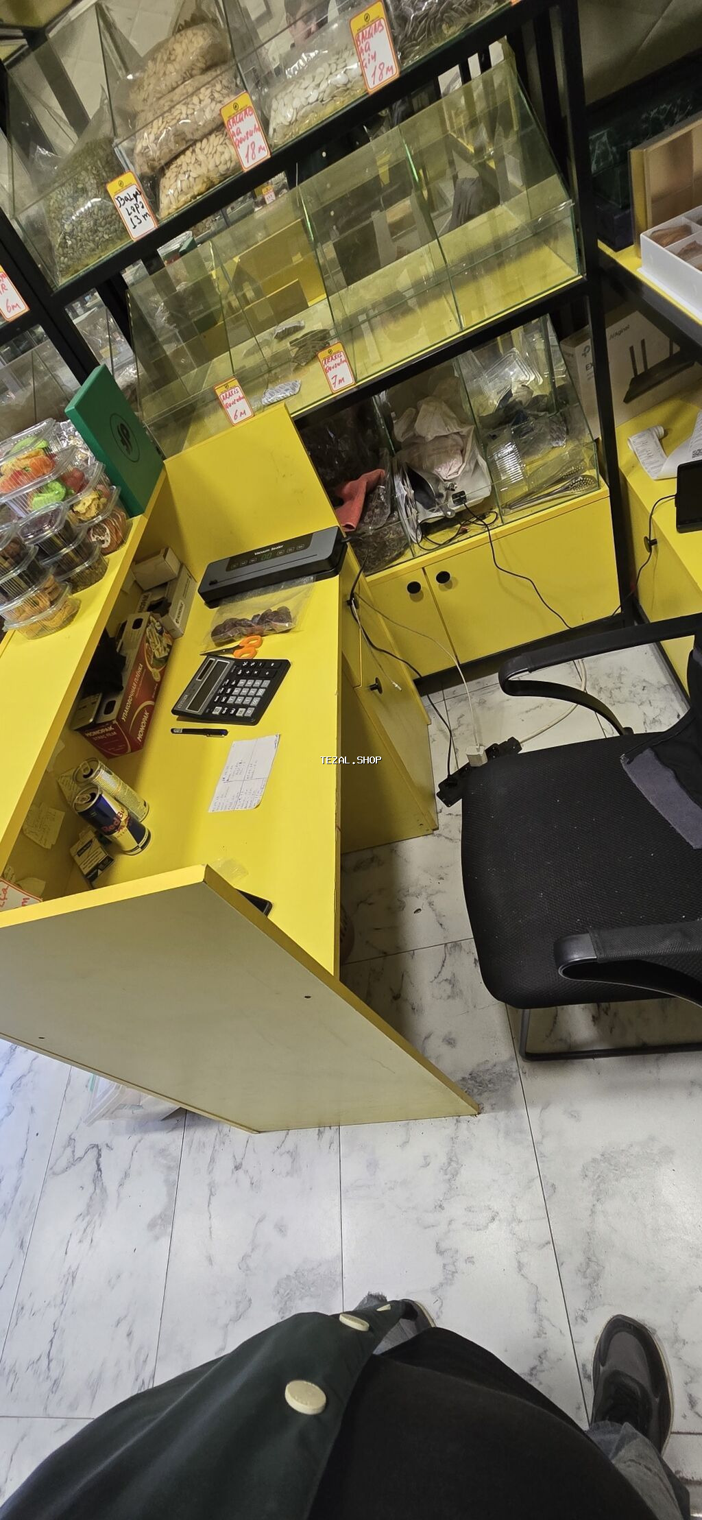 Mağaza üçün vitrin və kassir zonası mebeli komplekti - Rəf sistemi