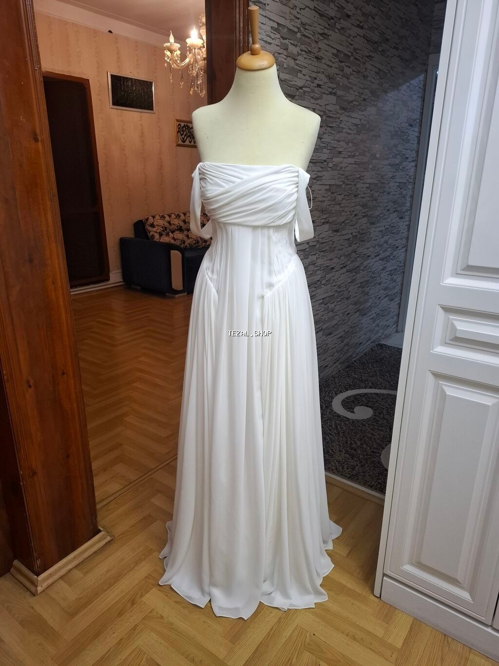 Yeni tikilmiş gəlinlikdir.M ölçüyə qədər gedir. Korsetli geyimdir